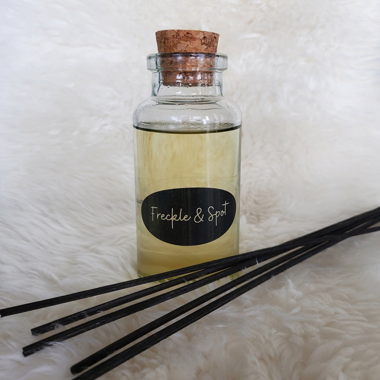 Picture of REED DIFFUSER FRECKLE & SPOT Chamomile & Rose