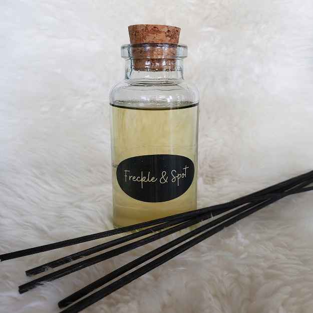 Picture of REED DIFFUSER FRECKLE & SPOT Chamomile & Rose